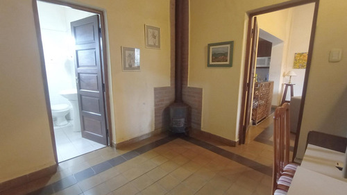 Venta Hermoso Chalet Serrano En Villa De Las Rosas, Excelente Ubicación