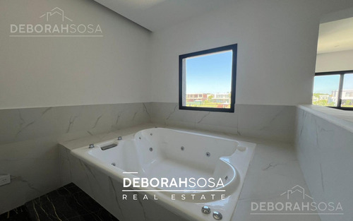 Casa En Venta Cuatro Dormitorios Seis Ambiente A La Laguna Pileta El Naudir Escobar