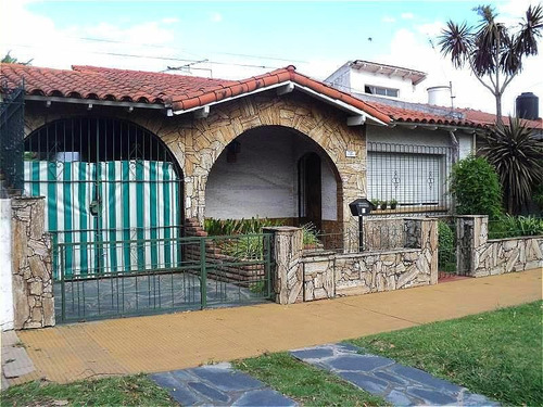 Imagen 3 de 6 de Chalet Clasico Venta - Castelar Norte - Amplio Lote - Permuta