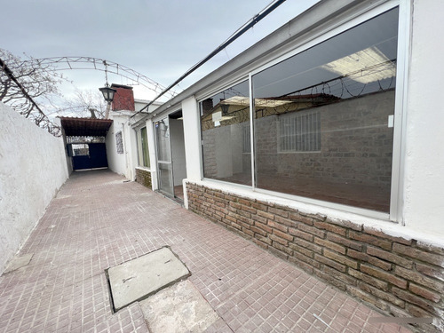 Alquiler De Hermosa Casa, Totalmente Reciclada, Piedras Blancas, 2 Dormitorios, Cochera, Baño, 2 Patios, Sin Gastos Comunes, Muy Segura!!