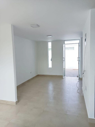 Linda Casa Nueva X Estrenar Esquinera En Ibarra, Se Puede Recibir Carros X Parte De Pago, Sector Muy Seguro Y Tranquilo