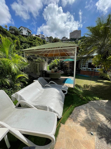 En Venta Casa Urbanización Colinas De Santa Mónica, Con Piscina Y Calle Cerrada.