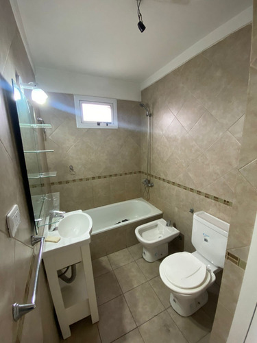 Imagen 8 de 12 de En Venta Monoambiente Amplio C/ Balcon En Edif Al Fte A Cuadras De La Estacion En Lanus (015)