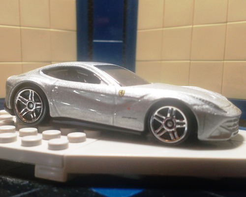 Priviet Exotic Ferrari F12 Berlinetta Plateado Hot Wheels Hw