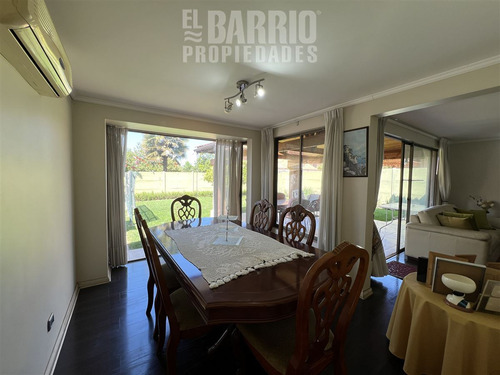 Casa En Venta De 5 Dorm. En Colina