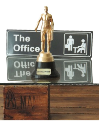 Pack Dunder Mifflin. Dundie Award + Chapa The Office 9x30cm 