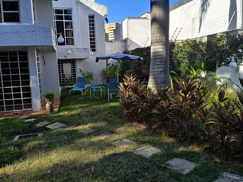 Casa Estilo Contemporáneo Ubicada En El Parral. L.m