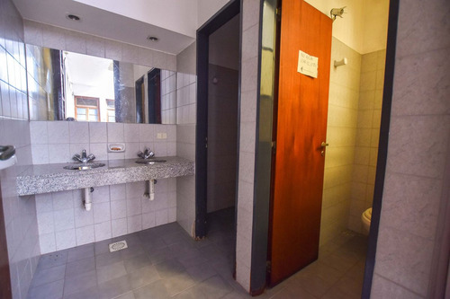 Venta - Casa De Estilo Ideal Instituciones. 400 M2