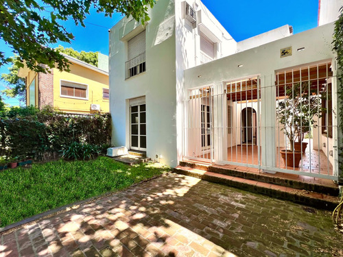 Excelente Casa En Venta Con Lindo Patio - Dos Plantas - Martínez