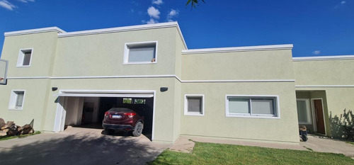 Casa En Venta - 3 Dormitorios 3 Baños - Cochera - 1.600mts2 - Chivilcoy