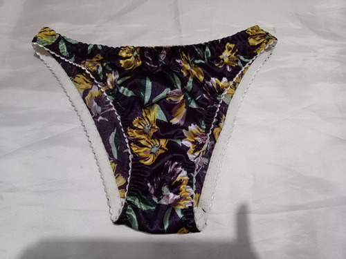 Pantaleta Bikini Ultrabrillosa Satinada Morado Flores Amaril