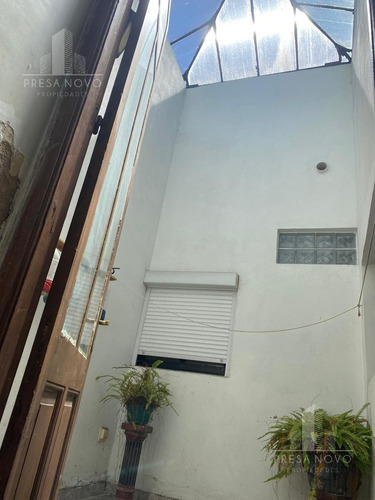 Casa En Venta En La Comercial Con Ambientes Amplios, Barbacoa Y Garaje