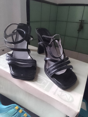 Sapatos Usados Color Negro 2 Por 1000 Pesos Los 2 Taye 37