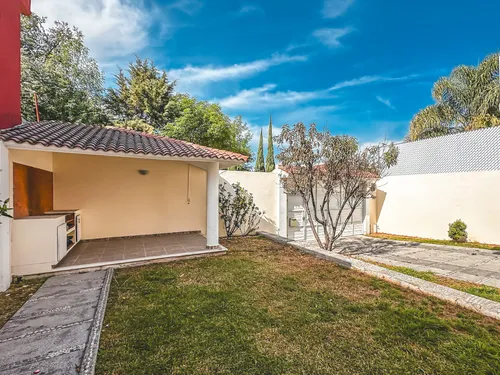 Casa En Venta Con Recámara En Planta Baja En Rincones De La Calera.
