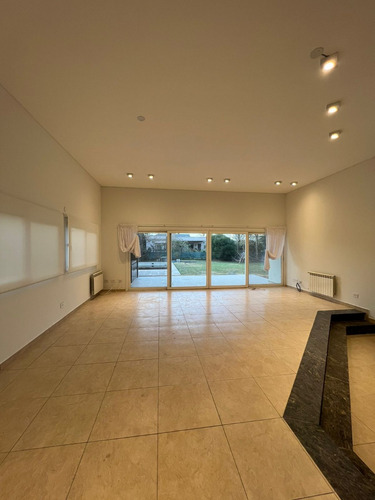 Funes. Venta. Funes Hills Cadaques. 3 Dormitorios. Suite. Piscina. Bv. Principal. 1 Planta.