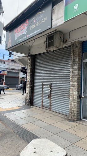 Venta Local Con Vidriera Al Frente Zona Comercial