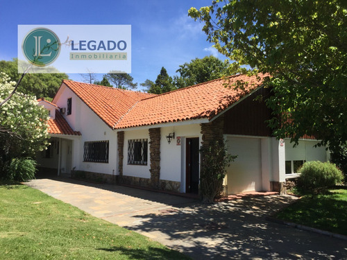 Destacada Residencia En Venta En Parque Del Plata