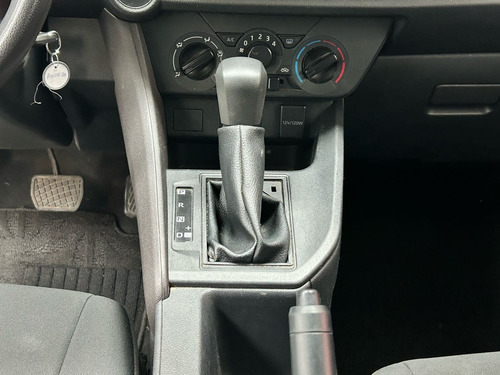 Toyota Yaris 4p Sedán Base L4/1.5 Aut