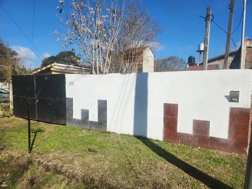 Casa 3 Ambientes, Con Amplio Terreno En Venta.