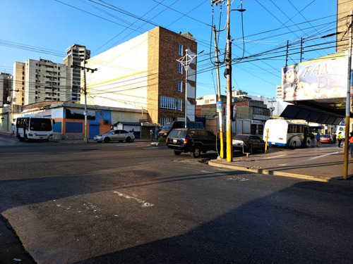 Se Alquila Local Comercial A Pie De Calle En La Av 5 De Julio En Puerto La Cruz, Anzoategui