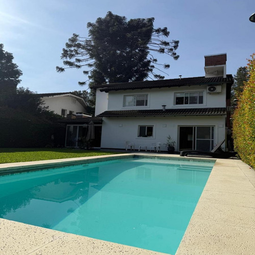Casa De 6 Ambientes Con Quincho Y Parque Con Piscina En Barrio En Parque Leloir