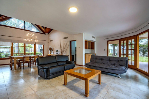 Venta/permuta Casa De 4 Dormitorios Con Amenities. San Marino, Funes Hills.