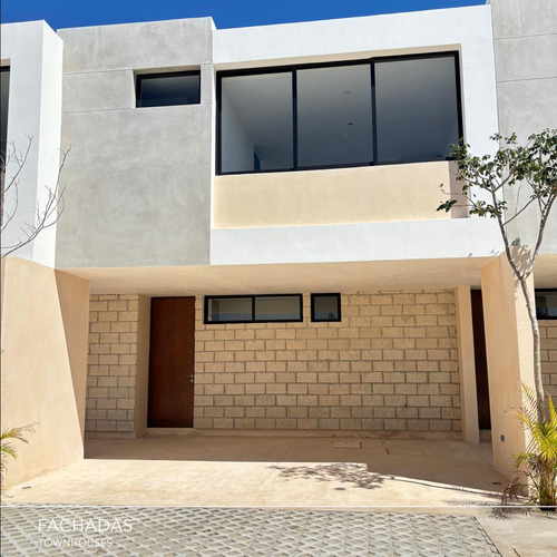 Venta De Townhouse Con Piscina, En Privada, Temozón Norte, Mérida