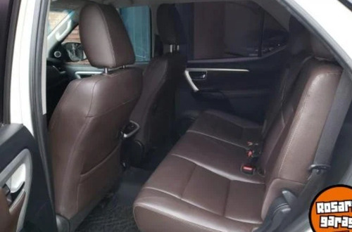 Imagen 10 de 19 de Toyota Hilux Sw4 2017 2.8 Srx 177cv 4x4 7as At