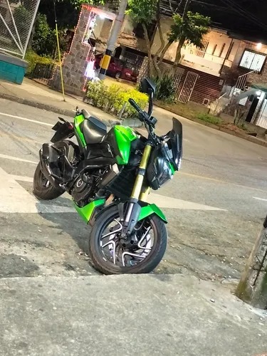 Moto Dominar Verde Con Barras De Lujo En Excelente Estado