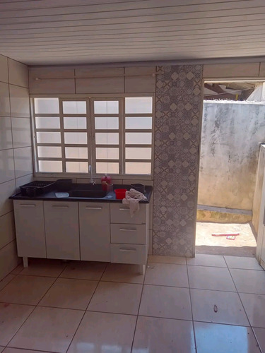 Casa Com De Cinco Cômodos A Venda