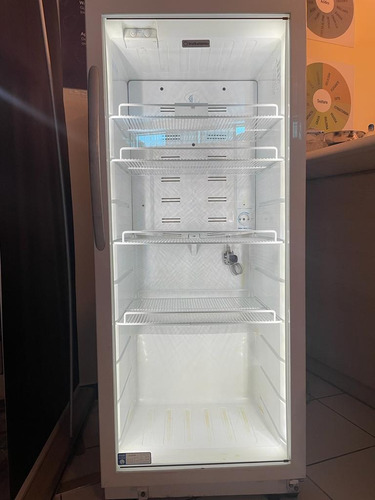 Refrigerador Vertical Con Puerta De Cristal Y Luz Led