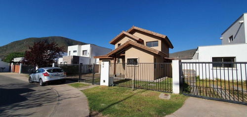 Se Vende Hermosa Casa En Barrio Residencial En Cerro Grande.