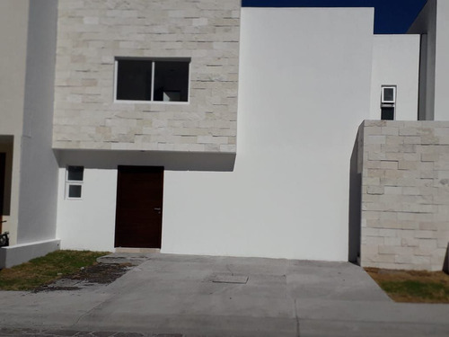 Preciosa Casa En Cañadas Del Lago, 3 Recámaras, Estudio, 3 B
