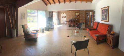 Casa En Venta - 2 Dormitorios 2 Baños - Cochera - 381mts2 - Temperley
