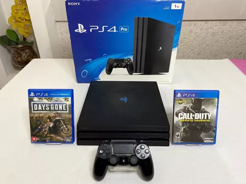 Duas caixas de PS4 pro branco e preto