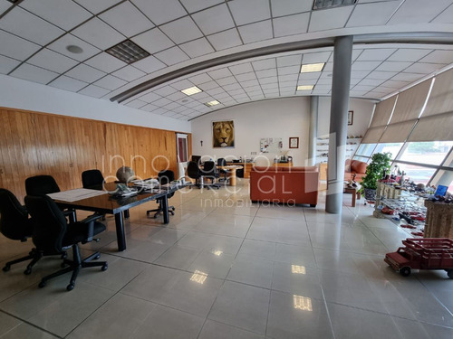 Edificio De Oficinas En Venta En Lomas De Querétaro, Con Recepción Y Sala De Jun