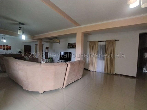 Gran Edificio En Venta En El Casco Central De Palo Negro Con Locales Comercial, Y Apartamentos Db 24-17347
