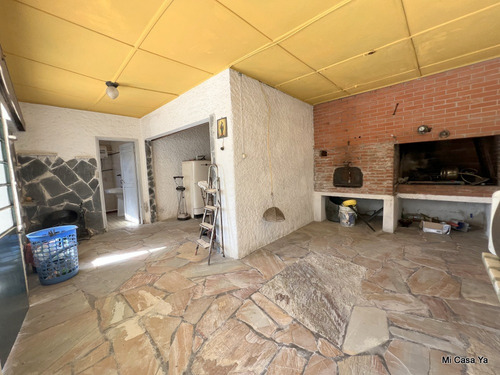 Venta De Gran Casa Padrón Único En San Ramón, Sobre Avenida Principal, Con Piscina, Garage Para 3 Vehículos, 4 Dormitorios, 2 Baños, Barbacoa, Quincho, Ideal Familia Numerosa, Empresa O Clínica, Divin