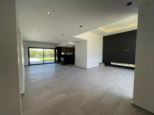 Casa En Venta - 3 Dormitorios 4 Baños - 508mts2 - Benavidez
