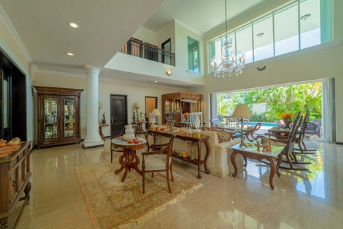 Residencial En Venta En Lagos Del Sol ( Estilo Neoclasica)