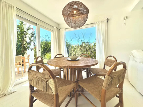 Casa En Venta En Pueblo De José Ignacio 3 Dormitorios Y Dependencia Con Vista Al Mar