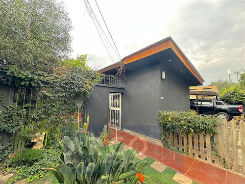 Casa En Venta De 4 Dorm. En La Reina