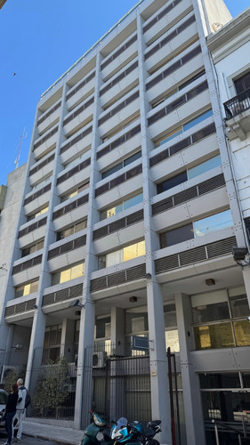 Oficina En Venta, En La Ciudad Vieja, Sobre La Calle Misiones - Con Una Terraza Increible De 40m2 Con Vista Despejada Y Mucho Sol.