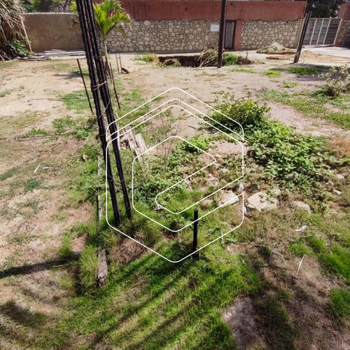 Amplio Y Potencial Terreno Con Salida Al Mar En Tanaguarena