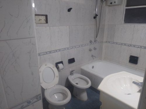 Departamento 3 Ambiente (con Dependencia Modificado A Cocina Comedor )amplio,al Frente , Excelente Ubicacion, A Mts De Corrientes Y Hospital Italiano, Dueño Directo