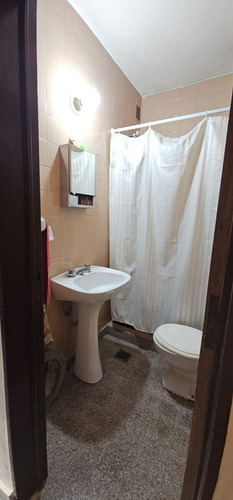 Excelente Oportunidad De Tres Dormitorios Con Dos Baños, Patio Verde.