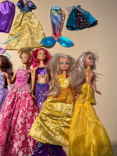 Imagen 2 de 10 de Lote De 11 Barbies Y Dos My Litle Pony Girls, Ropa Y Zapatos