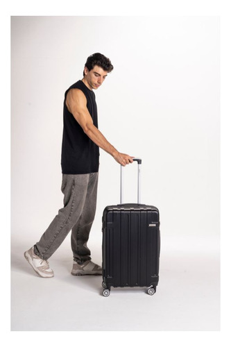 Valija SAS Travel 40.1000.4 47cm de ancho x 74cm de alto x 29cm de profundidad color negro