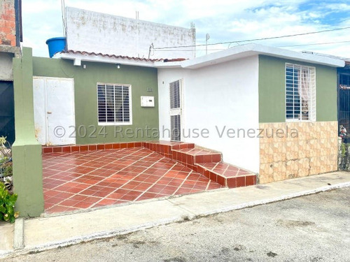 Jt Vende Linda, Amplia, Comoda Y Confortable Casa En Urbanismo Privado En Zona Norte De Bqtp