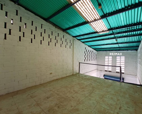 Re/max 2 Mil Alquila, Galpón En La Avenida 4 De Mayo